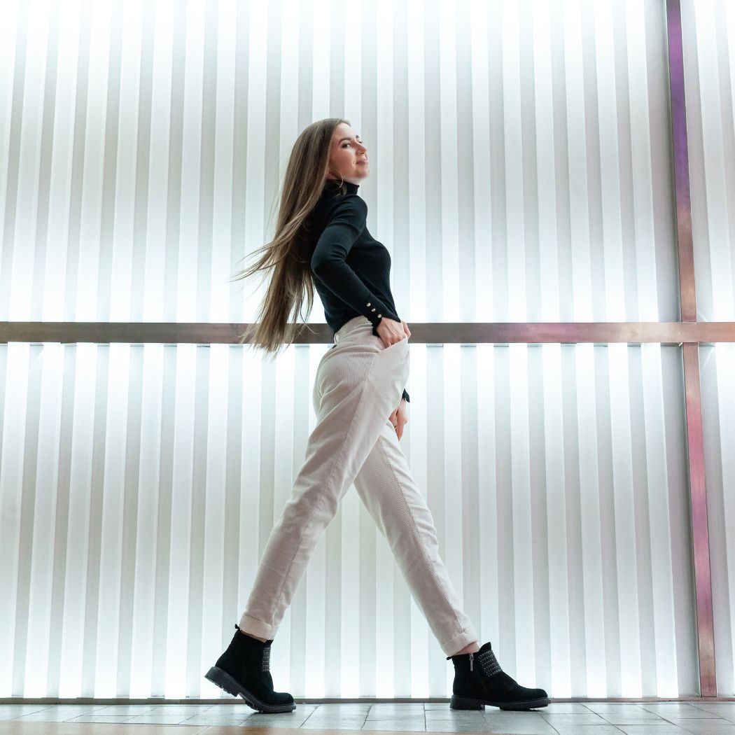 Spodnie dla niskich kobiet. Podpowiadam, jakie kupować i czego unikać, by wyglądać na wyższą